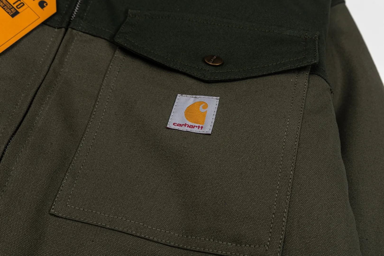 165 Carhartt Carhartt counter Same Style 106432 cotton jacket original 1:1 version Weight: 12 ounces Material: 99% cotton/1% spandex Canvas Details: corduroy trim collar quilted nylon lining, easy to put on and take off, insulated and warm, using Rugged Flex® elastic technology allows for easy movement. Loose fit. Front handwarmer pockets. Double pleats on the back to provide extra stretch at the shoulders. Internal ribbed windproof cuffs to help protect against cold weather. Adjustable hem for added coverage. Two front lower pockets. Two interior pockets; one with hook and loop closure, the other with a secure zipper. Style number: 106432#. Color: Olive Green. Black. Yellow. Dark Brown. Size: S-XL